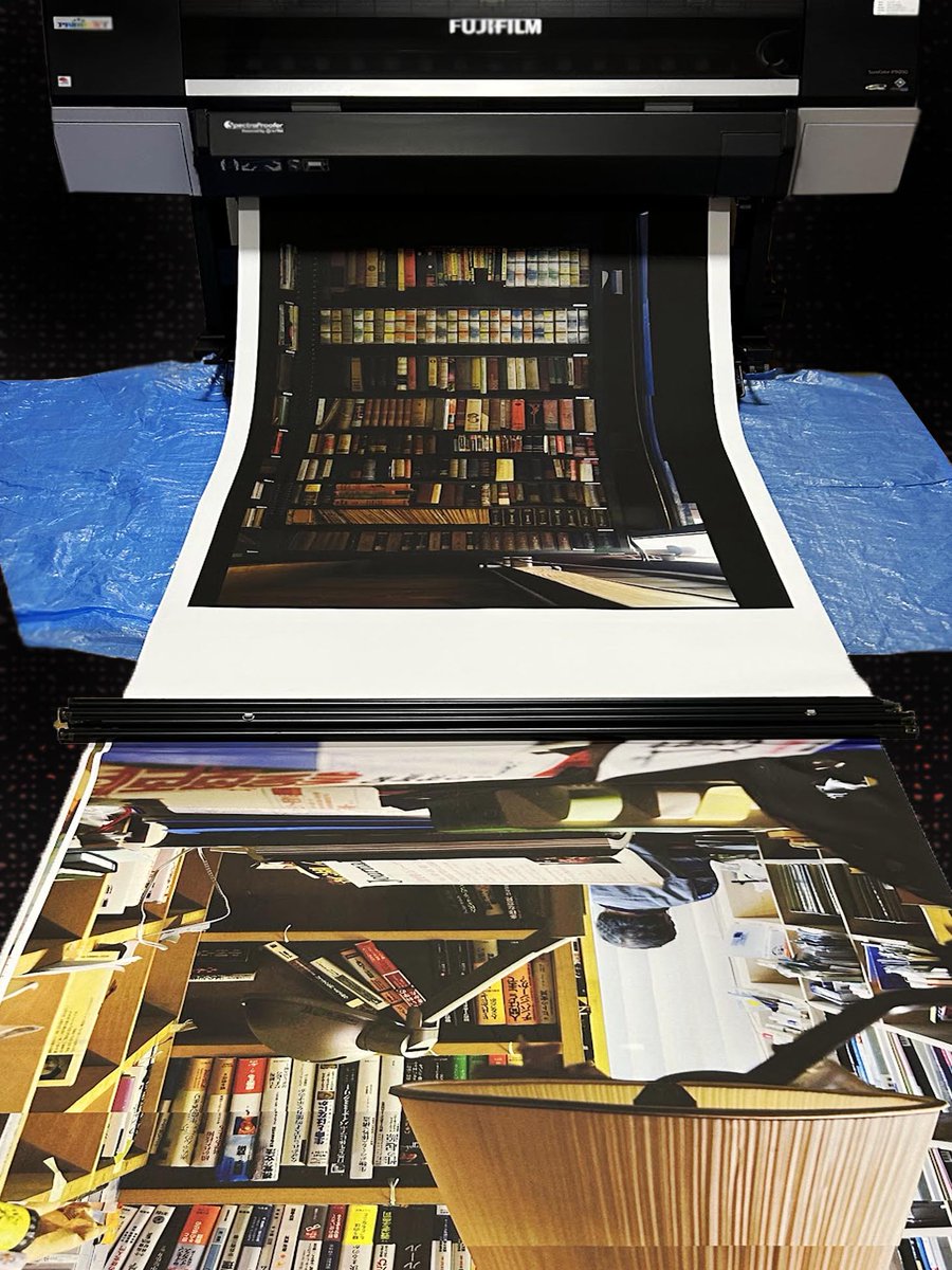 📸 展示準備中
『Book Shelves Retrospective』展に向け過去作の状態を見直し新作のプリントを進めています。手前は〈立花隆の書棚（三丁目の棚）〉奥は〈江戸川乱歩の書棚〉の一部。それぞれに異なる時間や気配を宿した書棚たちが、一堂に会する展示です。その構成を考えることに少し緊張しています。