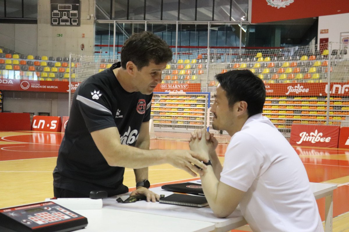 🇯🇵👋🏼 Hoy nos ha visitado Kensuke Takahashi, seleccionador nacional de fútbol sala de Japón

🤝🏼⚽ Ha presenciado el entrenamiento y ha podido conocer nuestra metodología de trabajo 

ご来場誠にありがとうございました！🎌🫶🏼