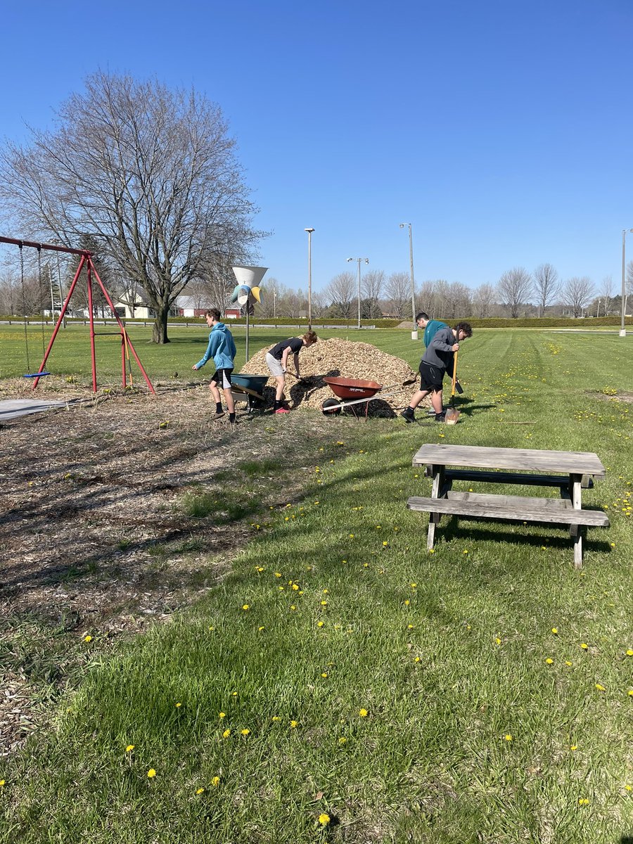 RHulse11's tweet image. Welcoming the incoming 9th graders one day/captains project the next! #R1SE#FAMILY