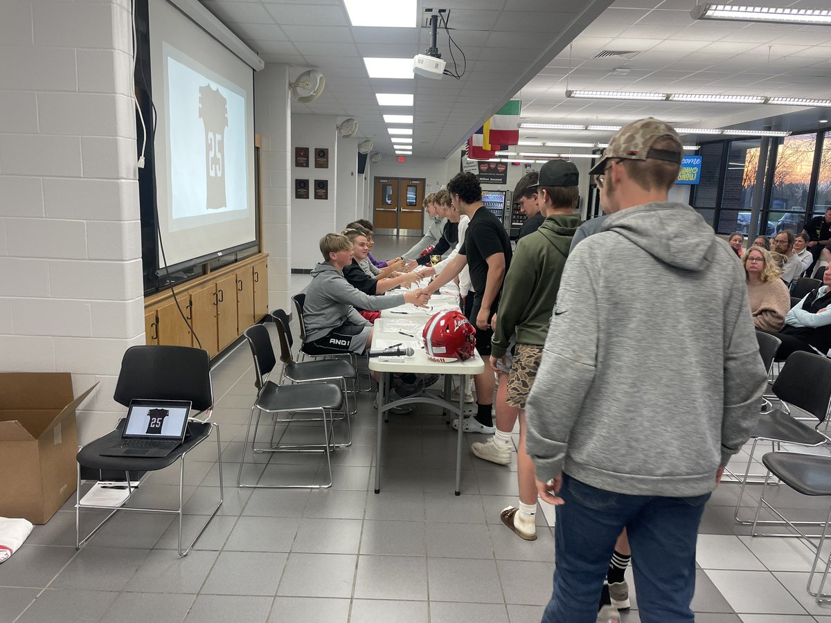 RHulse11's tweet image. Welcoming the incoming 9th graders one day/captains project the next! #R1SE#FAMILY