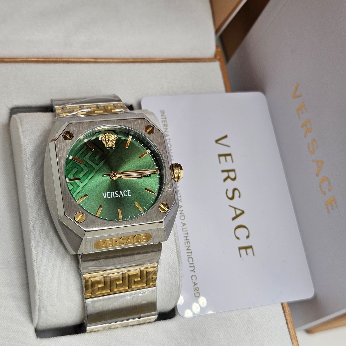 FolarinRoseline's tweet photo. Original  Versace watch 

₦160k

Comes Boxed 

Nationwide Delivery https://t.co/Ym09QCwHZG