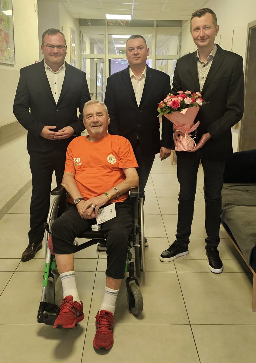 Wspólnie Zygmuntem Kogutem - dyrektorem Podokręgu Legnica <a href="/DolZPN/">Dolnośląski Związek Piłki Nożnej</a> oraz <a href="/K_Kostka/">Kostek</a> odwiedziliśmy dziś legendarnego bramkarza <a href="/ZaglebieLubin/">Zagłębie Lubin</a> - Franciszka Macheja🤝

Wizyta była wyjątkowa, ponieważ na nasz wspólny wniosek otrzymał Srebrną Odznakę Honorową PZPN🎖