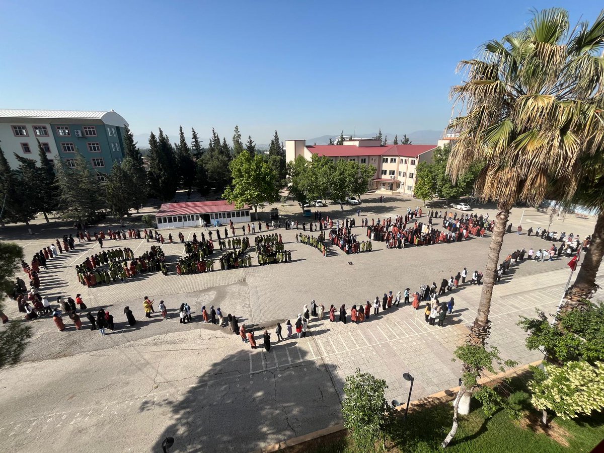 Kahramanmaraş İl Millî Eğitim Müdürlüğü (@kmarasilmem) on Twitter photo 📌 Hacı Mehmet Kalay Kız Anadolu İmam Hatip Lisesi öğretmen ve öğrencileri, okul bahçesinde Türkiye haritası içerisine “Gazzeye Selam” yazısının koreografiyle yansıtıldığı anlamlı bir etkinlik düzenledi. 📌 Hacı Mehmet Kalay Kız Anadolu İmam Hatip Lisesi öğretmen ve öğrencileri, okul bahçesinde Türkiye haritası içerisine “Gazzeye Selam” yazısının koreografiyle yansıtıldığı anlamlı bir etkinlik düzenledi.