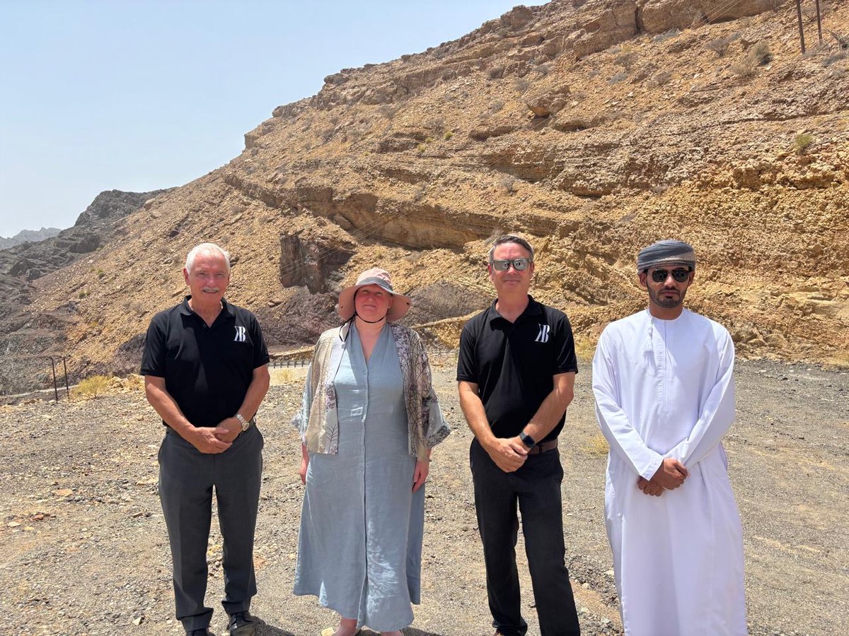 The next stop was to see the work of 🇬🇧 company Knights Bay, which was awarded Oman’s first ever international mining concession.

وكانت المحطة التالية الاطلاع على أعمال شركة "نايتس باي" البريطانية، التي حصلت على أول امتياز تعدين دولي في سلطنة عُمان.
