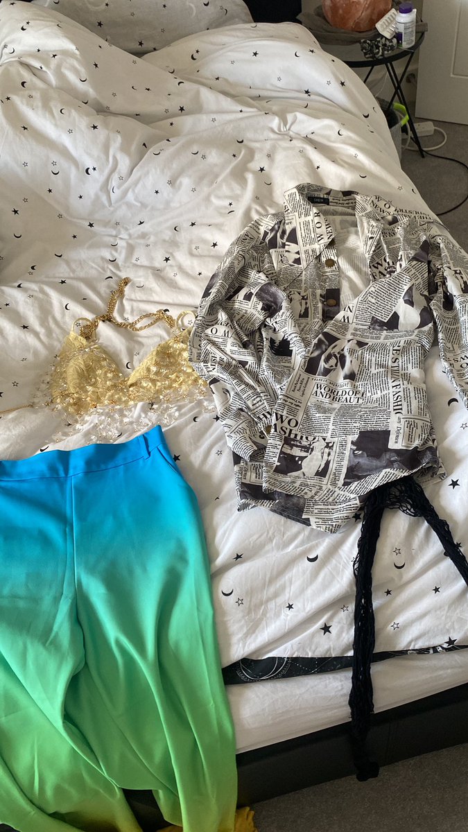 Amy__511's tweet photo. Girlies what we wearing to @scissorsisters cause I’m trying to figure it out befit I pack cause i wanna be gay but be able to dance and I’m like I have options but I don’t know #scissorsisters these are current options but I’m not 100% haaallppp https://t.co/LfvMpfUkgx