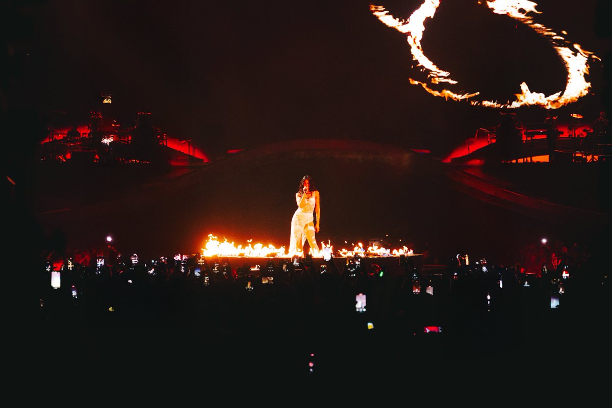 👑 ¡Una REINA en el #MovistarArena de Madrid! Impresionante show de <a href="/DUALIPA/">DUA LIPA</a>. ¡Esta noche repetimos! 

📸 @manupasik 

#DuaLipa #Conciertos