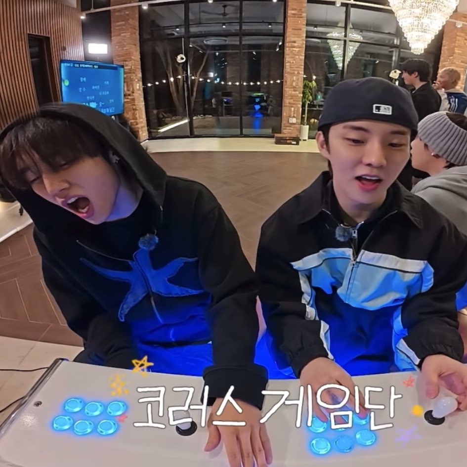 swofthemoment's tweet photo. 셋이친구해 https://t.co/55sgqXzMhm