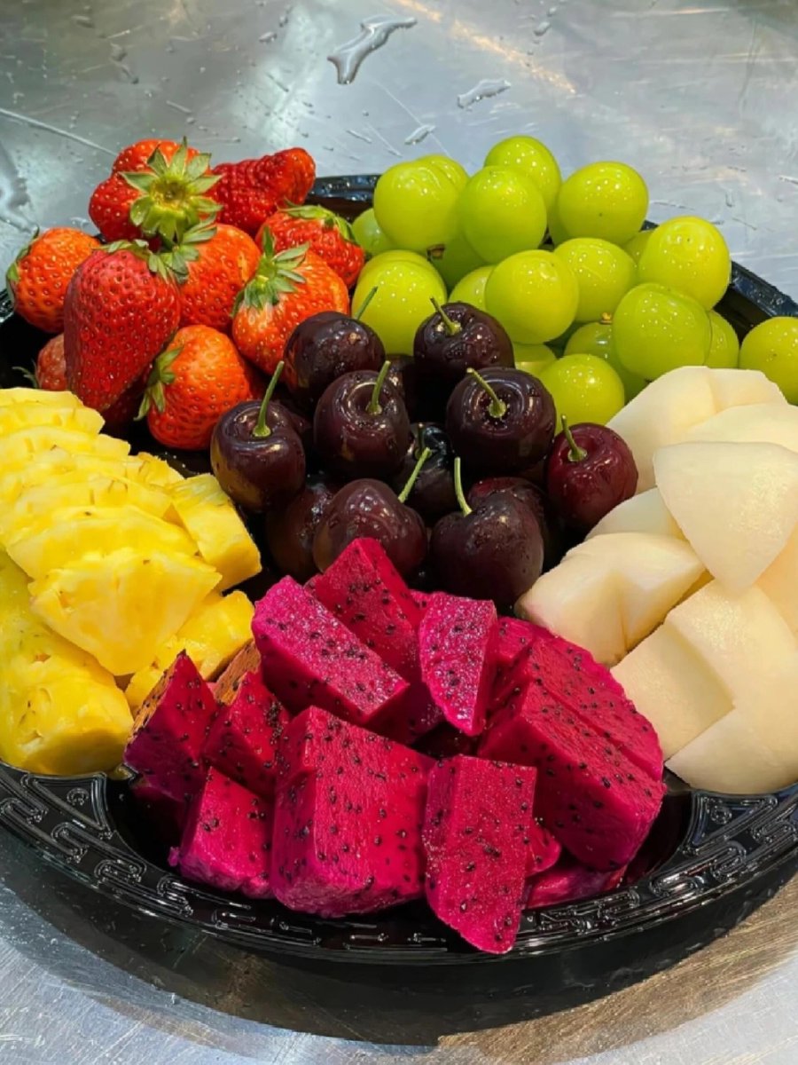 fjrvdb's tweet photo. 本日の元気チャージタイム：フルーツタイム到来！
カラフルなカットフルーツは見た目も可愛くて、
ひと口ごとに幸せ広がる〜💛 https://t.co/3VnzLbQysB
