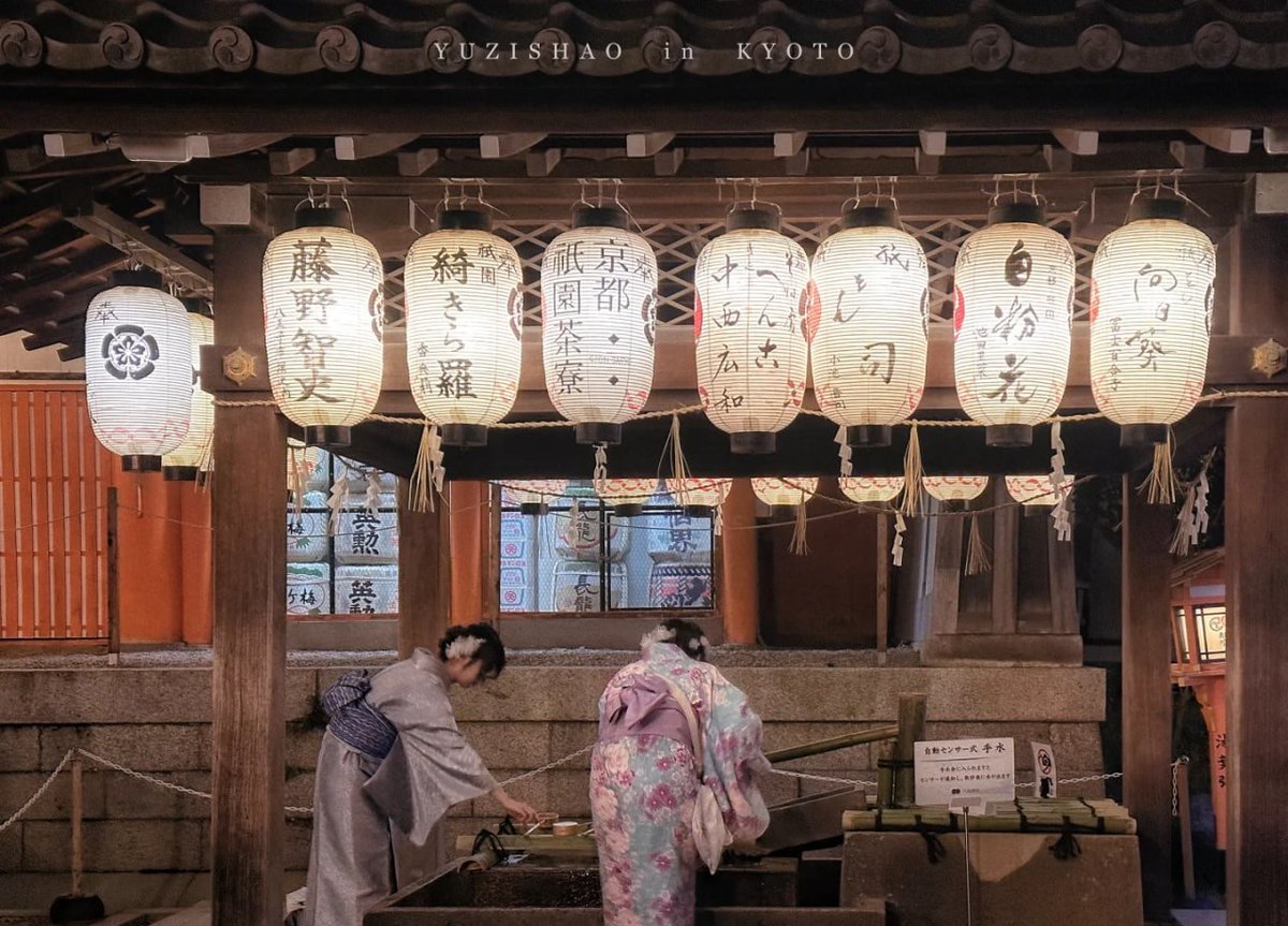 京都の静けさの中、伝統的な和装に身を包み、参拝の儀式を行うひととき。美しい提灯の明かりが境内を柔らかく照らし、古都の雰囲気をさらに引き立てています。ここで紡がれる物語は、時代を超えた日本の魅力そのもの✨
