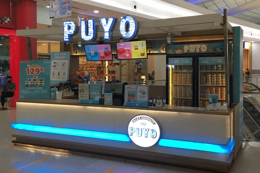 belajarlagiHQ's tweet photo. Awalnya jualan cuma lewat WA & IG dgn modal 5 juta, sekarang Puyo Desserts udh punya 180+ outlet yg bisa ditemuin di banyak mall.

Mereka udah sustain lebih dari satu dekade dan terus berkembang sampe bikin Puyo Group dgn brand kayak Haka Dimsum & Em Gelato.

Coba kita bedah apa aja strateginya👇