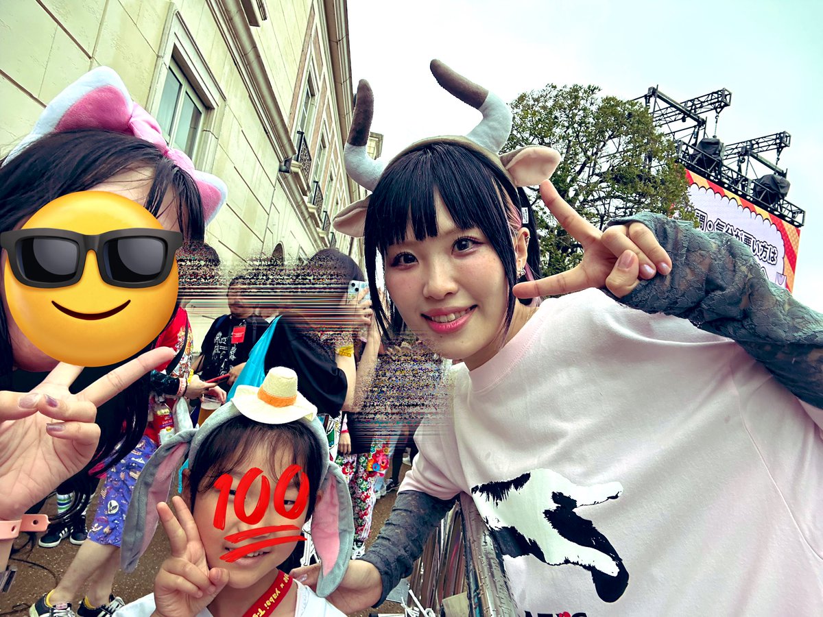 tsumemid's tweet photo. 「もりもりにお手紙渡せた！」
「ぼぼちゃんお母さんになるんだね！嬉しい！」
ライブのあと
「わたしロックバンドやりたい！」
こやまさんの声は
小さな顧客にちゃんと届いたようです

3歳でヤバTに出会い
音楽が大好きになった
最後の平成に産まれた娘は
ドラムを習いはじめました

いつか、ここで！ https://t.co/TrxkFT3myP