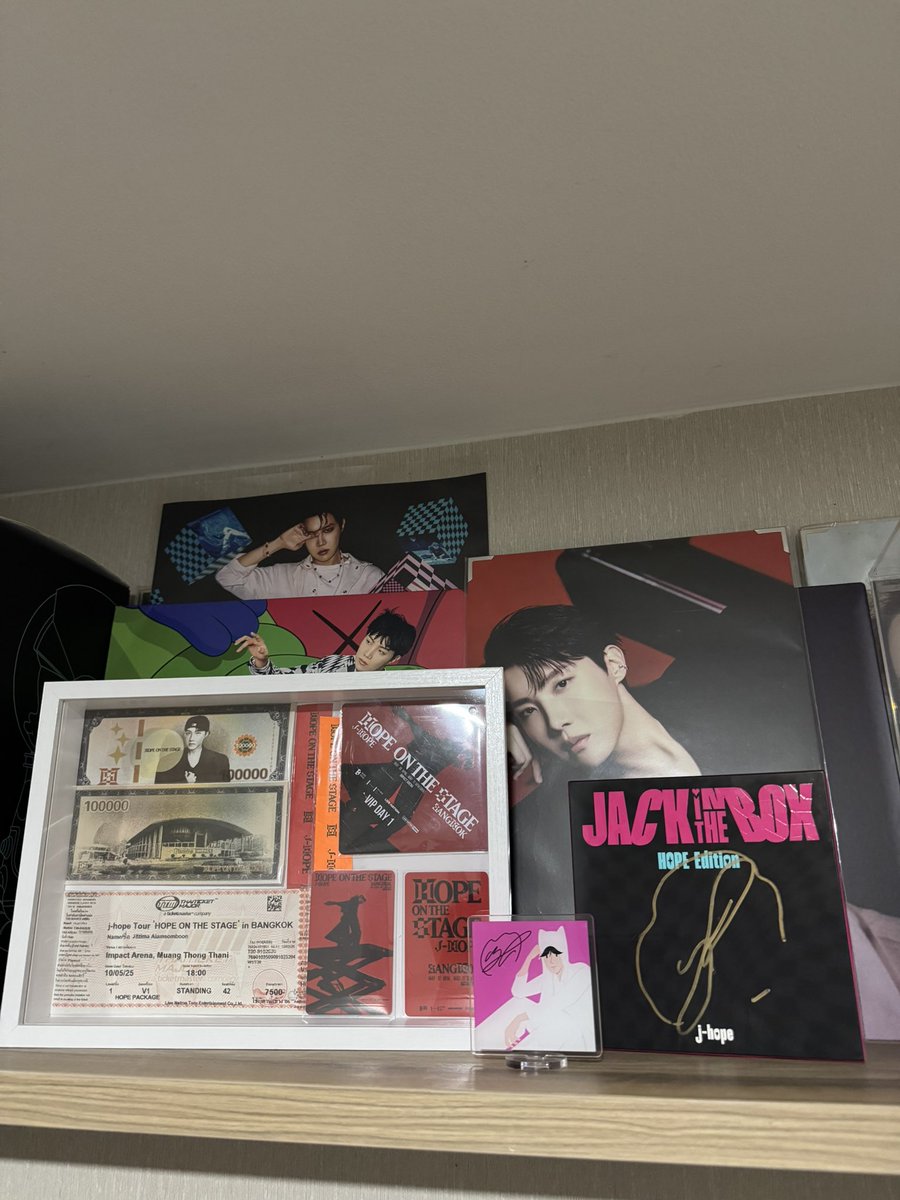 PoliPloy12's tweet image. เอาทุกอย่างใส่กรอบเรียบร้อยคับตั้งไว้ว่าทุกอย่างที่เกิดขึ้นมันคือความทรงจำที่ดี เวลาเหนื่อยๆจากอะไรก็แล้วแต่ แค่นั้งมองคงหายเหนื่อย โฮปอ่าาาขอบคุณน้าาา 💜🐿️

#โฮปบนเวทีที่บางกอก
#HOPE_ON_THE_STAGE_TOUR_BKK
#HOPE_ON_THE_STAGE_TOUR_BANGKOK