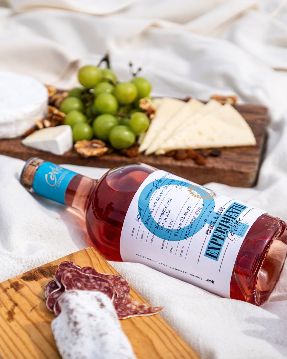 Descobreix el plaer d’un vi per compartir! Un rosat de Syrah: fresc, lleuger i amb caràcter. 💫 Aromes de mandarina i roses, i un final llarg que convida a quedar-te. 🌸

Disponible a botigues físiques 🛒 i online 📲covides.com/botiga/
#SyrahRosat #CellerExperime