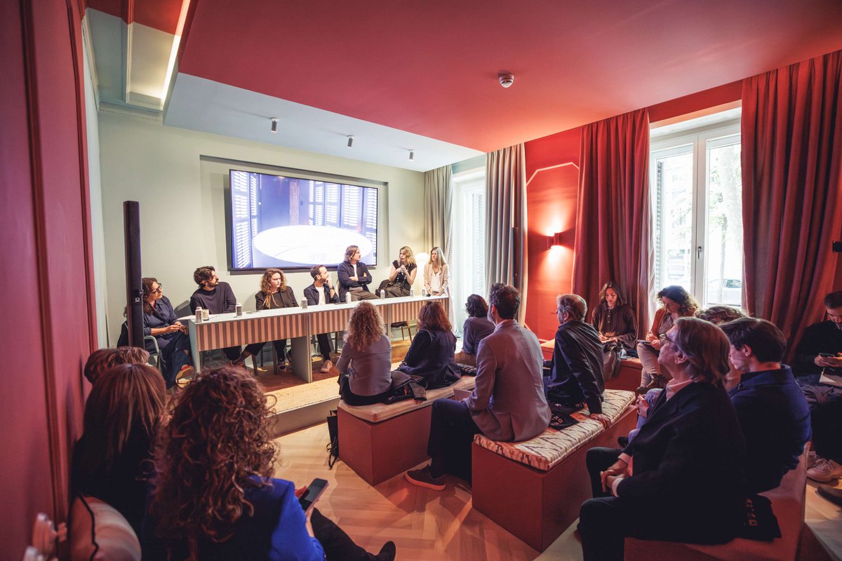 💡 En #CasaDecor2025, #Simon mostró cómo la luz transforma espacios y emociones.

Diseño, tecnología y bienestar en una jornada con referentes como Ramón Esteve, CuldeSac o Zooco.
Iluminar ya no es ver, es habitar.

Más información ⬇️

fegime.es/post/iluminar-…