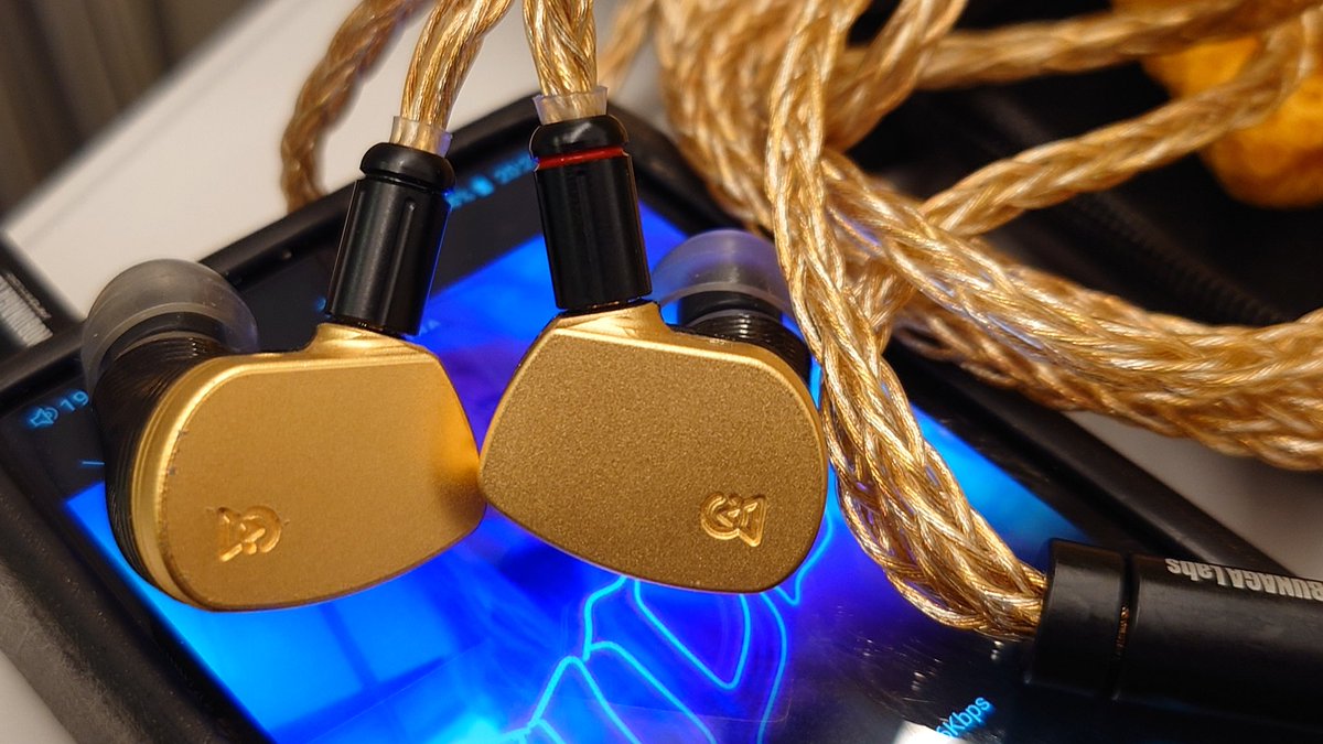 ryoutadb's tweet image. 帰りはCampfire audio Solarisと薦枕 極4.4です。この組合せだとCAの初期の四角のには入りません😇嬉しい悲鳴ですw😇この前買ったivipQのケースがちょっとカッコよかったのでそれにしてます。ちなSolaris付属ケースは大き過ぎで却下です😇
#Campfireaudio 
#Solaris 
#NOBUNAGA_Labs 
#今日のイヤホン