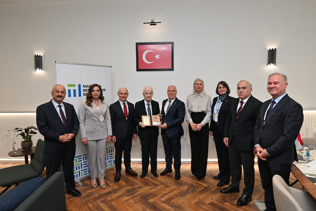 MBB ve Bursa Büyükşehir Belediye Başkanı Mustafa Bozbey, 1975-1977 dönemi Birlik Başkanı Erol Köse'ye MBB 50. Yıl Madalyonu'nu takdim etti.