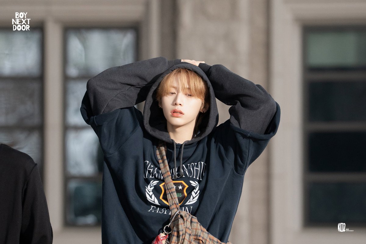 taesan looks so comfy in his black hoodie 🫳🏻