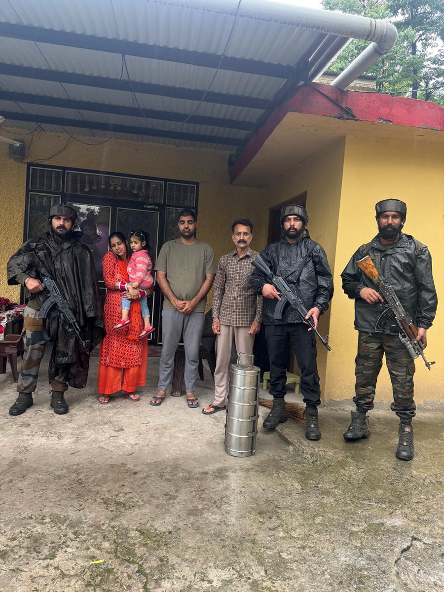 jkchanneltv's tweet photo. Indian Army Provide #EssentialFood Aid to Displaced #Families at #Poonch
The Indian Army continues to monitor the situation closely and stands prepared to extend all necessary support to the people in need.
@adgpi https://t.co/ChCMzRutBi