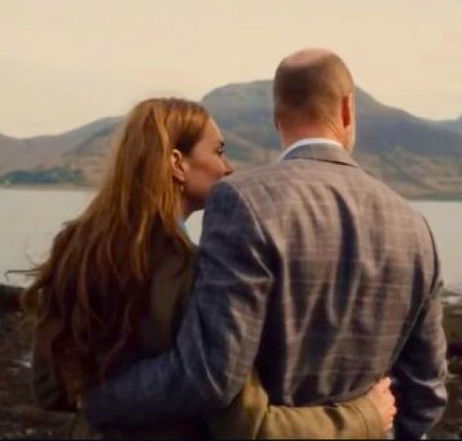 Canellelabelle's tweet image. We just got the Behind the scene of their 14th wedding anniversary picture while For Mental Health awareness Week, Catherine reflects on the healing power of Being in nature, the Renewal that Springs brings and the sense of optimism in "Having each other"😍
#HappySpring