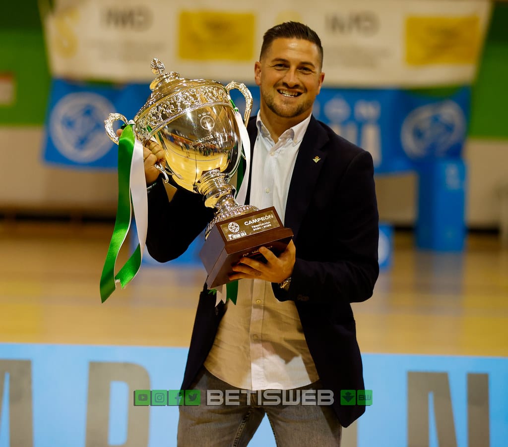 Esta la deseaba demasiado…
¡CAMPEONES DE LIGA!🏆
Volvemos a Primera.

Y al final…mereció la pena💚

<a href="/RealBetis/">Real Betis Balompié 🌴💚</a>FS @RealBetis