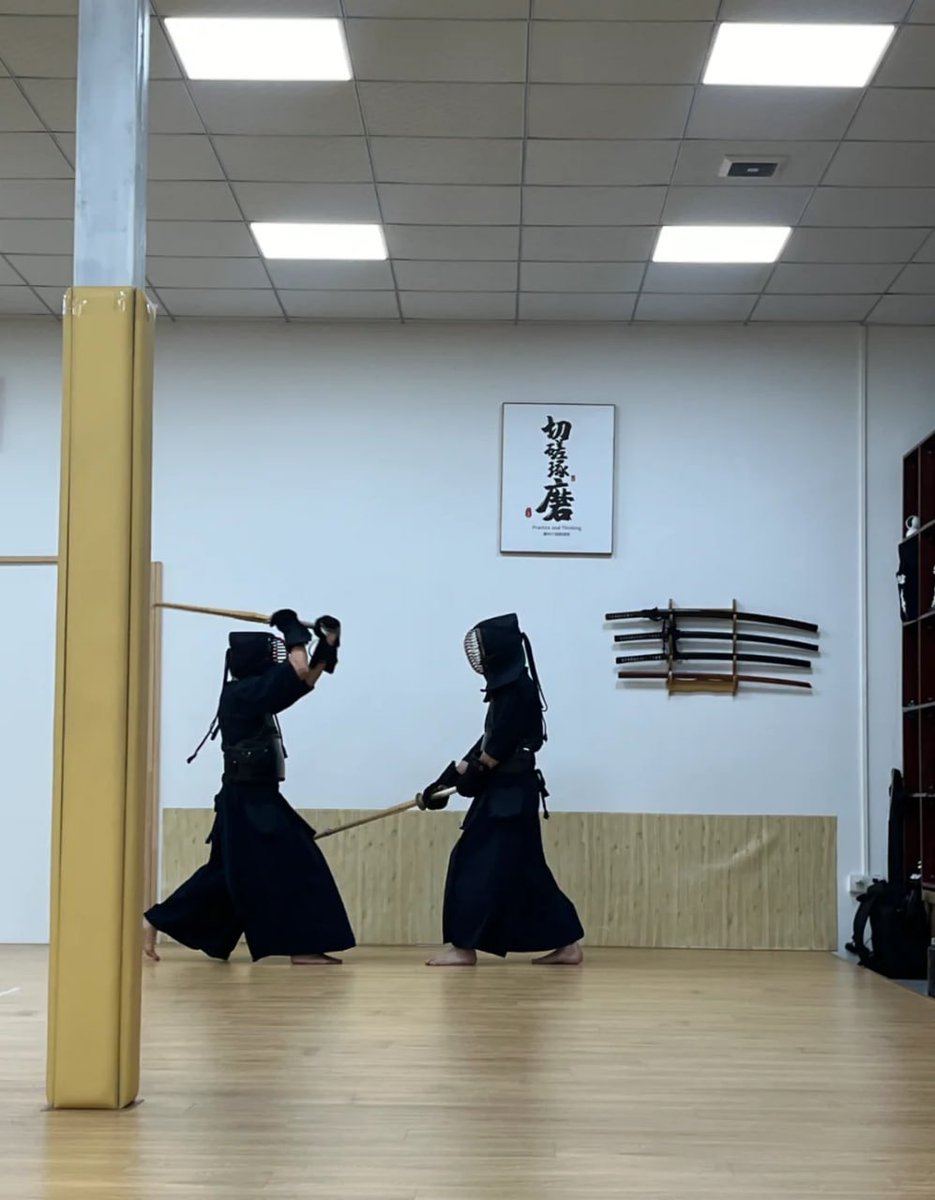 剣道の道場での真剣勝負！✨  
一瞬の集中、研ぎ澄まされた技、そして心の鍛錬。  
ここで学べるのは、武道の精神だけでなく、自分自身との向き合い方。