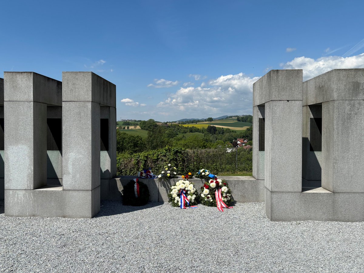 Tijdens de internationale herdenking in voormalig concentratiekamp Mauthausen op 11 mei legde de 🇦🇹ambassadeur <a href="/BertTheuermann/">Bert Theuermann</a> samen met de 🇳🇱 ambassadeur <a href="/peterpotman/">Peter Potman, Vienna</a> en <a href="/SchrijverEmile/">Emile Schrijver</a> , voorzitter van Stichting Vriendenkring Mauthausen een krans voor de 1660 🇳🇱 slachtoffers.