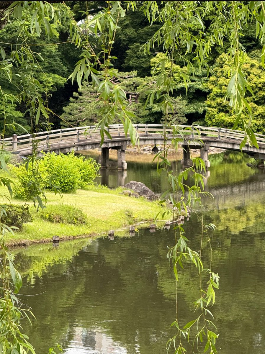 Öteki var olmadığında ben yokum. Gözüm karşımda bir nesne arıyor, insan dünyaya düşmekle bir ilişki arıyor. Tutunacak bir dal, uçurum aşağı kayıp düşmemek için bir tutamak. İlişki konuşmak demektir. Bebek gözleriyle konuşur, varlığının annenin gözlerinde yansımasını ister. İnsan