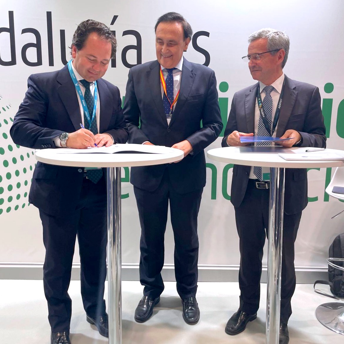 Consejería Universidad, Investigación e Innovación (@universidadand) on Twitter photo 📄 El consejero <a href="/GoVillamandos/">José Carlos Gómez Villamandos</a> preside la firma del acuerdo entre Andalucía Aerospace y el Clúster de Logística en #FEINDEF25.
🚀 Sinergias para impulsar la innovación y la competitividad de las pymes en #Andalucía.
<a href="/AndAerospace/">ANDALUCÍA AEROSPACE Clúster Empresarial</a> <a href="/AGGuillamon/">Antonio Gómez-Guillamón</a> <a href="/Yiyitamarit/">Miguel Angel Tamarit Almagro</a> 📄 El consejero <a href="/GoVillamandos/">José Carlos Gómez Villamandos</a> preside la firma del acuerdo entre Andalucía Aerospace y el Clúster de Logística en #FEINDEF25.
🚀 Sinergias para impulsar la innovación y la competitividad de las pymes en #Andalucía.
<a href="/AndAerospace/">ANDALUCÍA AEROSPACE Clúster Empresarial</a> <a href="/AGGuillamon/">Antonio Gómez-Guillamón</a> <a href="/Yiyitamarit/">Miguel Angel Tamarit Almagro</a>