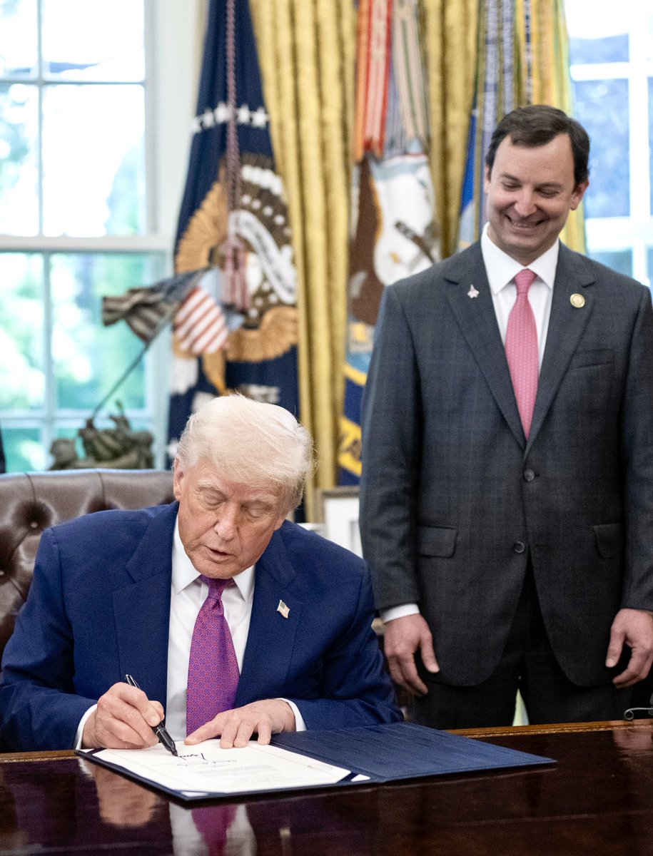 RepCraigGoldman's tweet image. I’m honored to have joined @POTUS in the Oval Office for the signing of my bill, H.J. Res. 75, which lowers the cost of living for Americans by repealing some of the Biden administration’s costly regulations.
 
I will keep working to lower costs for Americans!
