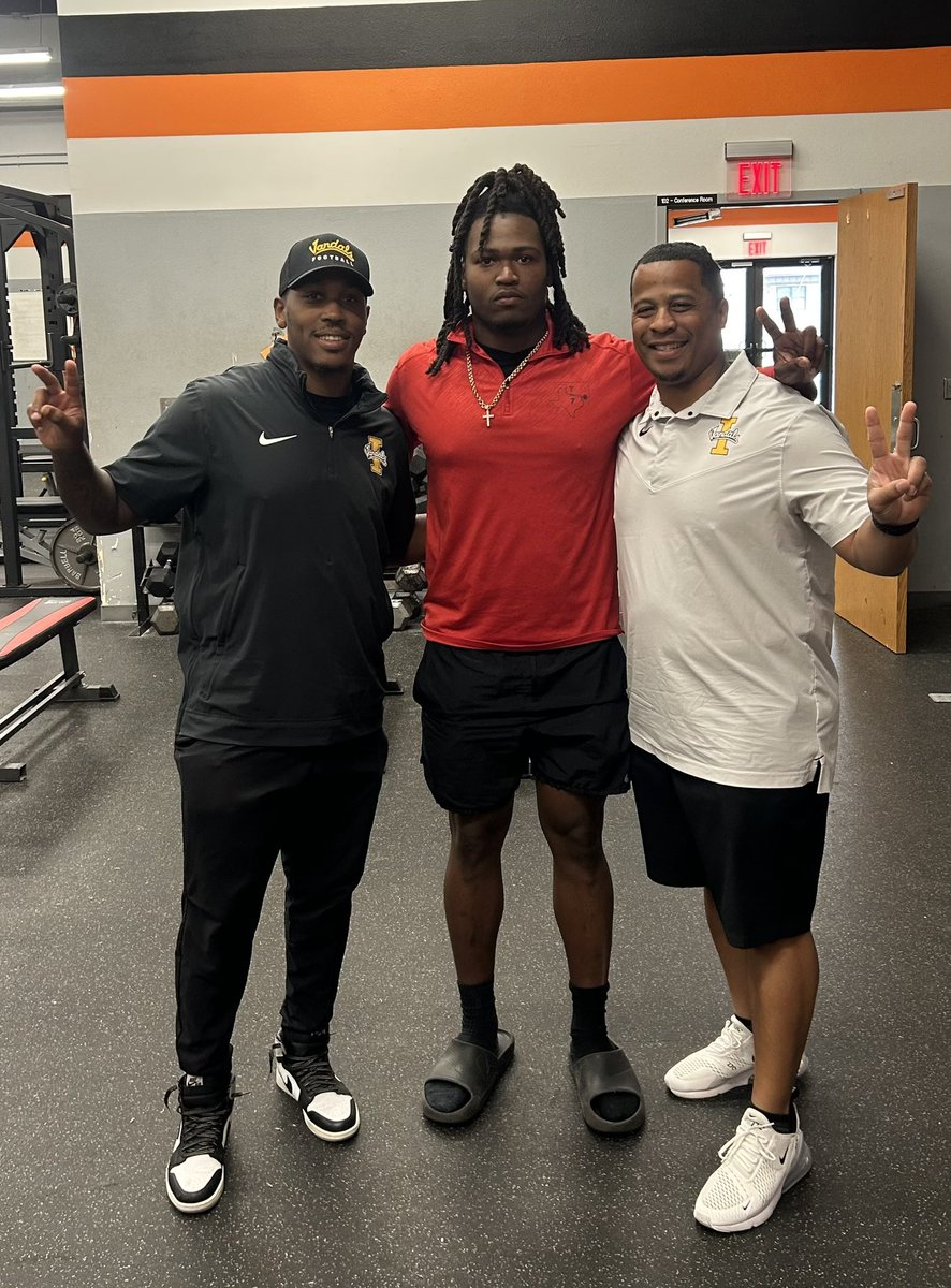 Joe Jones (@joejones5368) on Twitter photo Thank you to <a href="/CoachTFord/">Thomas Ford Jr</a> and <a href="/CoachDunbar25/">Lance Dunbar</a> with Idaho Vandals Football for stopping by Valliant and recruiting the Bulldogs!!! Thank you to <a href="/CoachTFord/">Thomas Ford Jr</a> and <a href="/CoachDunbar25/">Lance Dunbar</a> with Idaho Vandals Football for stopping by Valliant and recruiting the Bulldogs!!!