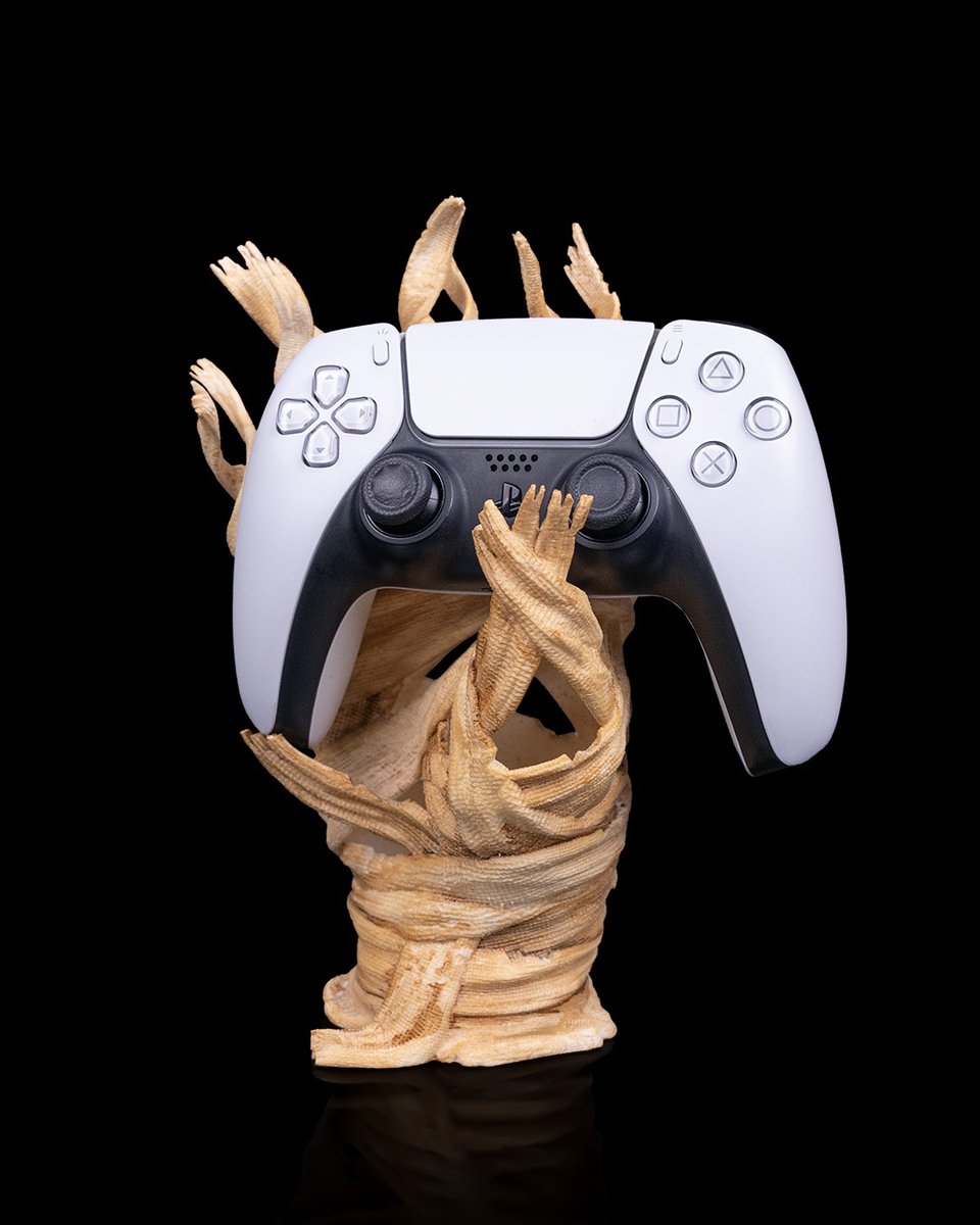 Base_3D_'s tweet photo. 🎮🪵 Dein Controller, dein Thron! 🪵🎮

Bring deinen Gaming-Style auf ein neues Level! Dieser beeindruckende Controller-Ständer im mystischen Holz-Look wurde im 3D-Druckverfahren aus hochwertigem PLA gefertigt. https://t.co/TYNPheId5G