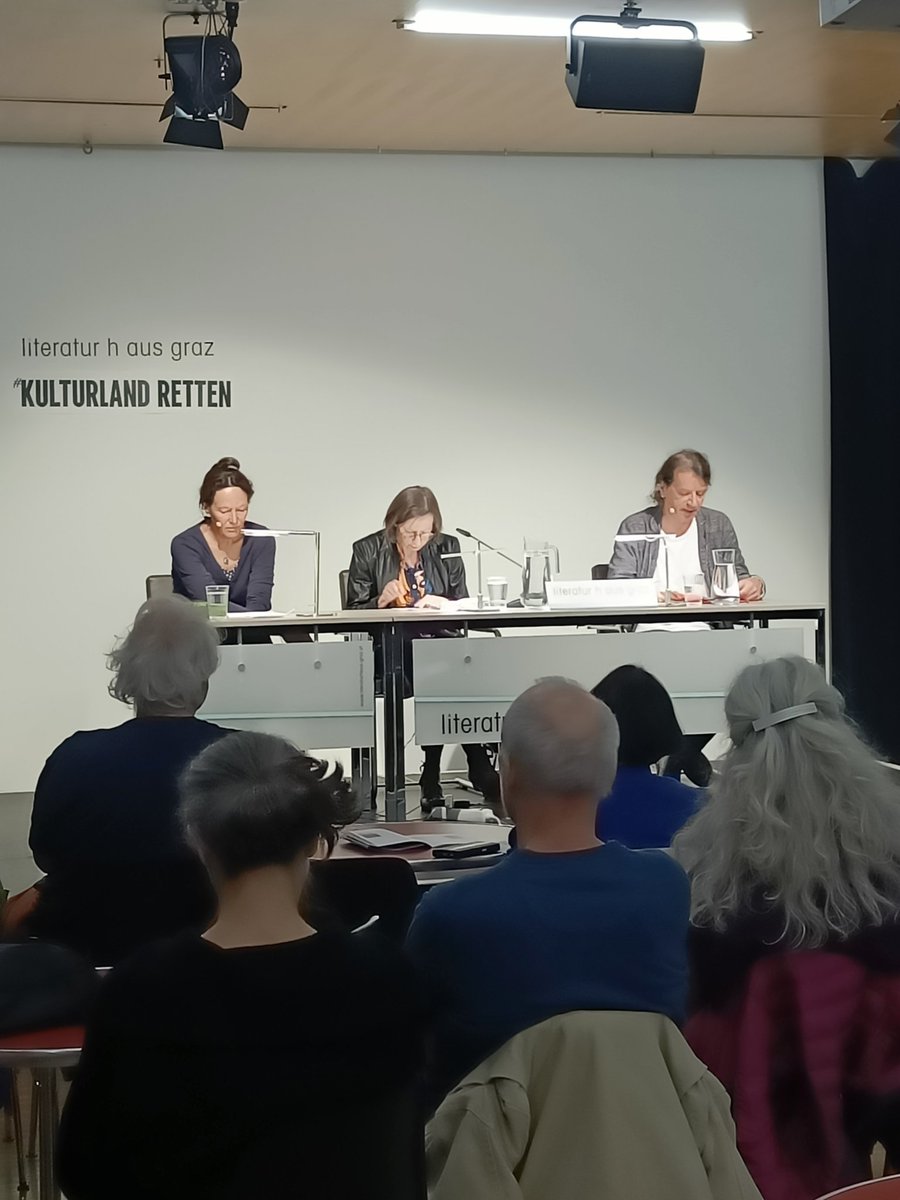 Im gut besuchten <a href="/LithausGraz/">Literatur h aus Graz</a> liest Elisabeth Reichart aus ihrem Roman "Komm über den See". Agnes Altziebler und Heimo Halbrainer moderieren durch den Abend.