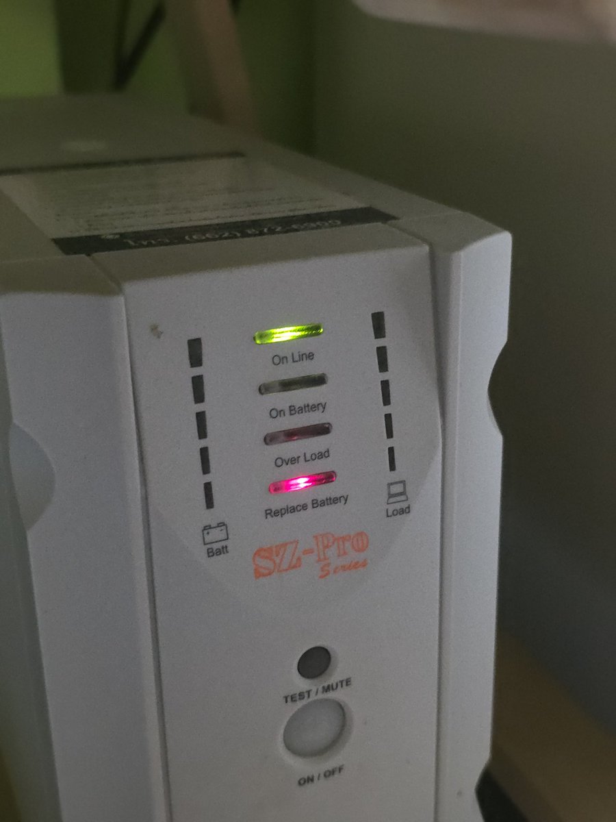 เพราะใช้เท้าเปิดมาตลอด ตะกี้ไฟตก ก็งงทำไมคอมดับ... พอไฟติดกลับมา มันกระพริบเตือนเลย Replace Battery 🫠🫠🫠 

Mid month นี้ UPS ใหม่ต้องเข้า APC เท่านั้น