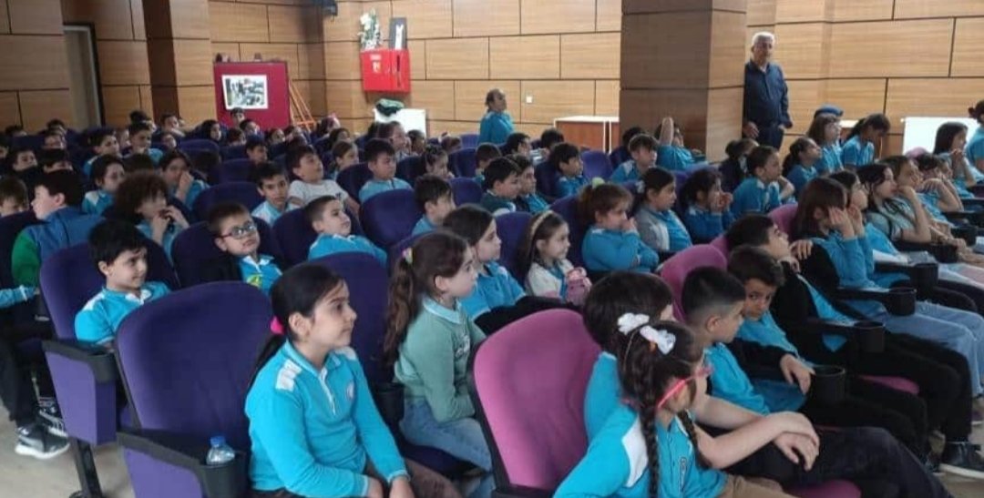 Okulumuz 2/A Sınıf Öğretmeni Mehmet Bilge Sinan Demir ve öğrencilerinin davetleriyle trafik polisleri tarafından öğrencilerimize trafik eğitimi verildi. 
Emeği geçen herkese teşekkür ederiz.