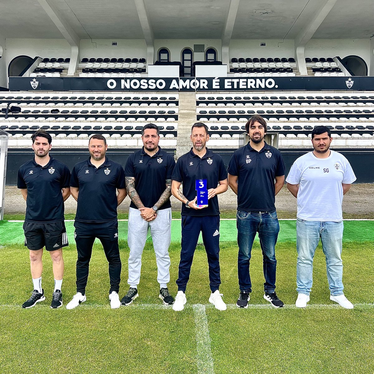 𝑺𝒆𝒂𝒍𝒆𝒅 𝒂𝒏𝒅 𝒅𝒆𝒍𝒊𝒗𝒆𝒓𝒆𝒅 ✔️

O prémio de 𝐓𝐫𝐞𝐢𝐧𝐚𝐝𝐨𝐫 𝐝𝐨 𝐌𝐞̂𝐬 𝐝𝐞 𝐚𝐛𝐫𝐢𝐥 está entregue 😍 Parabéns a toda a equipa técnica! 👏

#ADS #PuroFutebol