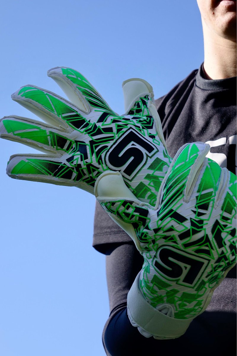Tornado 🌪️ 

Roll Finger Glove! Stunning green colour way 🔥

S1Goalkeeping.co.uk ⬅️
