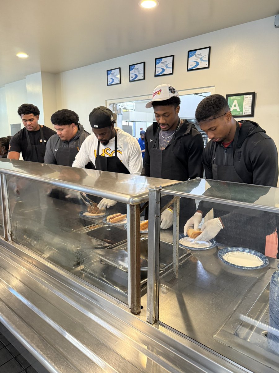 House of Victory (@houseof_victory) on Twitter photo ๐งโ๐ณ๐ช๐ฒ YES CHEF
<a href="/uscfb/">USC Football โ๏ธ</a> athletes are showing up and putting in the work, helping prep and serve THOUSANDS of meals to those in need recently at the <a href="/LADreamCenter/">The Dream Center</a> ๐ซถ community engagements like these help our guys give back and make an incredible impact off the field โ๏ธ ๐งโ๐ณ๐ช๐ฒ YES CHEF
<a href="/uscfb/">USC Football โ๏ธ</a> athletes are showing up and putting in the work, helping prep and serve THOUSANDS of meals to those in need recently at the <a href="/LADreamCenter/">The Dream Center</a> ๐ซถ community engagements like these help our guys give back and make an incredible impact off the field โ๏ธ