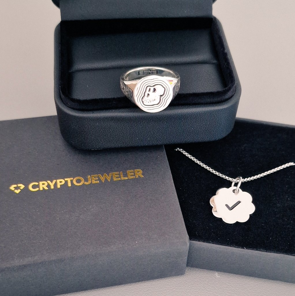 Today I received a long awaited delivery from <a href="/CryptoJewelerCo/">CryptoJeweler</a>

My customized Ape Ring 🤩

Thanks for the nice gift btw

#ApeChain and <a href="/apecoin/">ApeCoin</a> on top!