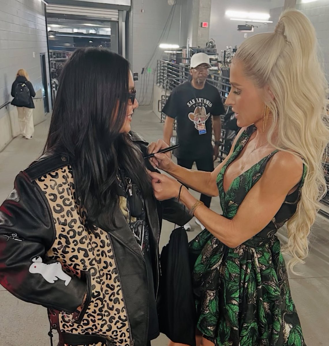 WrestlingWCC's tweet image. Michelle McCool signing Vanessa Hudgens jacket at Wrestlemania 41 ✍️