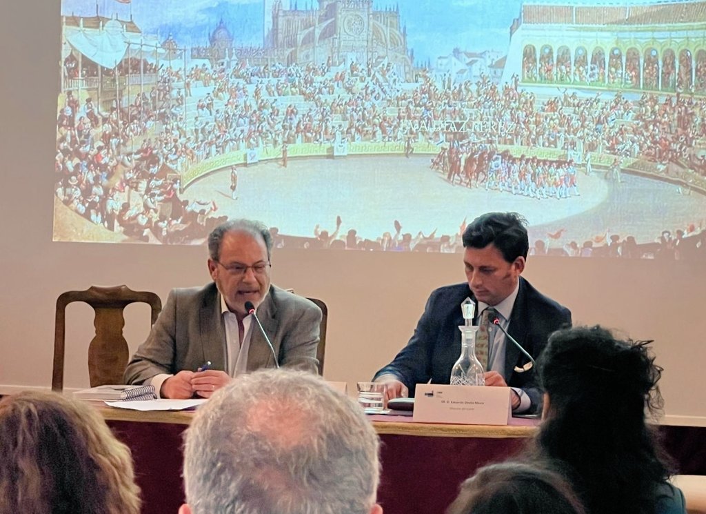 Siempre es un lujo hablar de toros y compartir conferencia junto al gran Paco Aguado en el curso "La Tauromaquia y los Machado: de Cúchares a Los Gallo" que organiza la @uimpsevilla (Universidad Internacional Menéndez Pelayo) en la Real Academia de Buenas Letras.