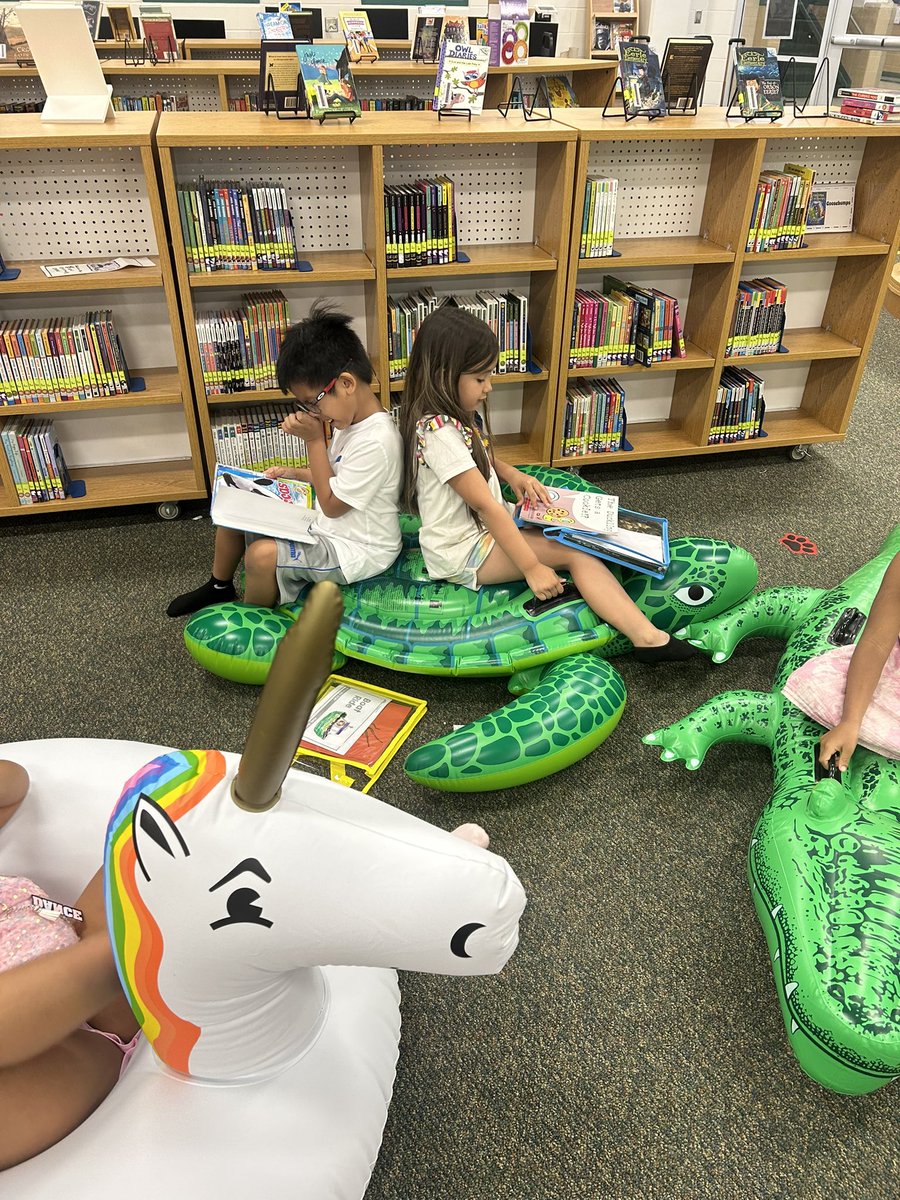 AguilarLearning's tweet image. Books at the Beach here at the @NISDWernli library! Thank you @WernliLibrary for setting this up! 🏖️📚🌊