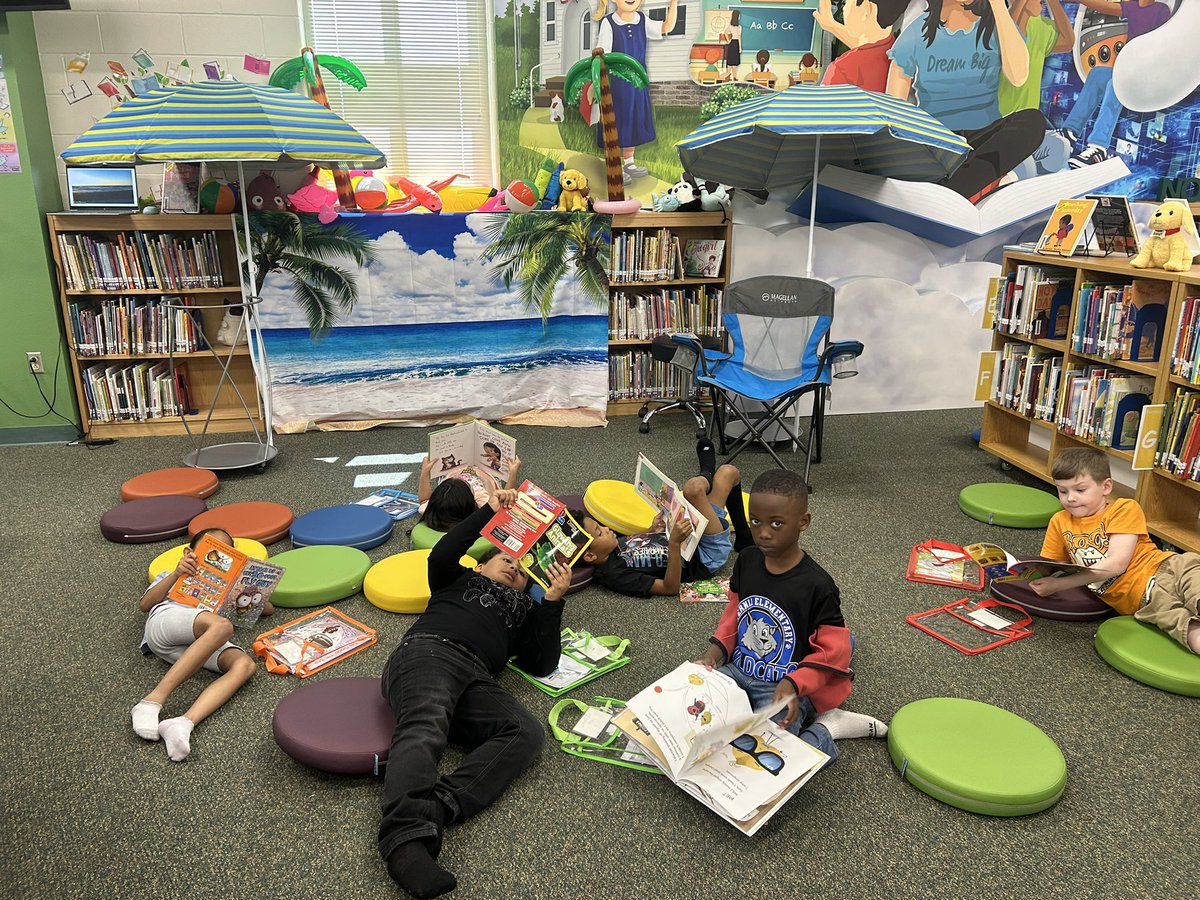 AguilarLearning's tweet image. Books at the Beach here at the @NISDWernli library! Thank you @WernliLibrary for setting this up! 🏖️📚🌊