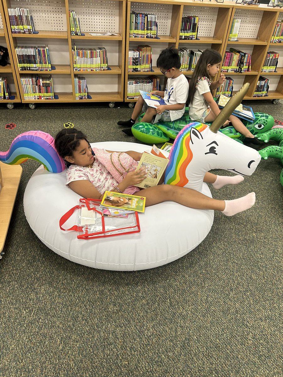 AguilarLearning's tweet image. Books at the Beach here at the @NISDWernli library! Thank you @WernliLibrary for setting this up! 🏖️📚🌊