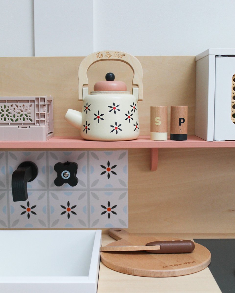 Brew, bake &amp; play all day ☕️ From the sweetest kettle to the dreamy kitchen, our sustainable pretend play toys are packed with charm and interactive fun for little chefs and tea lovers alike 🌿🧁

📸 @noahintheforest

#playfoods #tea #roleplay #play #pretendplay #toys #woodentoys