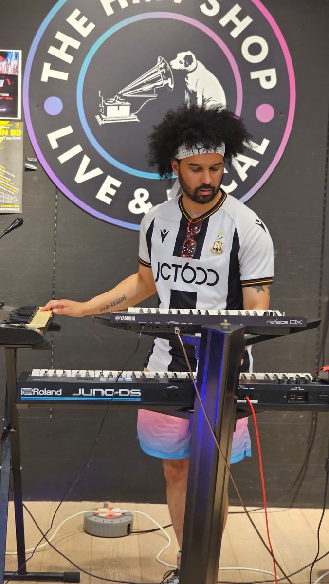 Had a great time on Saturday performing some tunes and browsing the record racks at HMV, Bradford. Massive thanks to the folks that managed to resist the glorious outdoors to enjoy some funky synthpop!

⚡️📼

📸 by Bradford Music Scene 

#liveandlocal #hmv #synth #Bradford