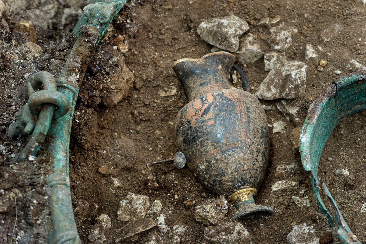 La Poste édite un nouveau timbre "Découvertes archéologiques nationales" illustré par une découverte de l'Inrap : la cruche à vin grecque de la tombe de Lavau, datée du Ve siècle avant J.-C.

Photo timbre : Renaud Bernadet, restaurateur

laposte.fr/pp/timbre-euro…