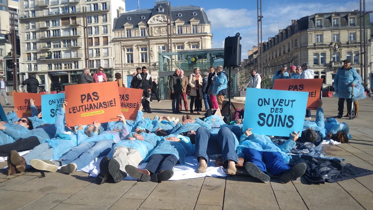 genecoste's tweet photo. A #LeMans, nous sommes rassemblés pour dire NON à l'#euthanasie et au suicide assisté ! Allongés sur le sol pour symboliser la crise du système de santé, nous réclamons des soins accessibles à tous. @allianceVITA #DesSoinsPasLeuthanasie https://t.co/lEFkibvgV9