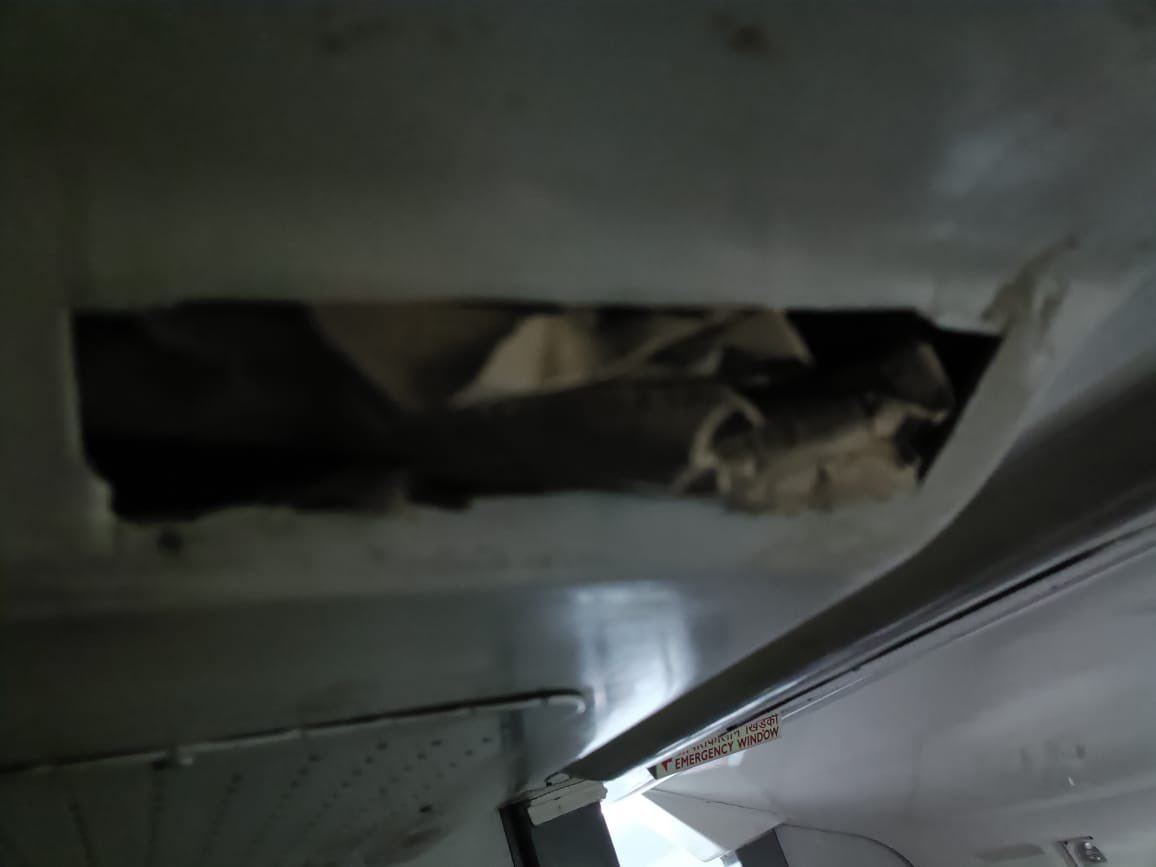 shailjoshi78's tweet photo. This is the condition of AC coach 17412 Mahalaxmi express running now from Kolhapur to Mumbai. Coach M1 near seat no 68-67. @indianrail ,@Indianrailway91,@AshwiniVaishnaw . https://t.co/egIRHl3Lyt