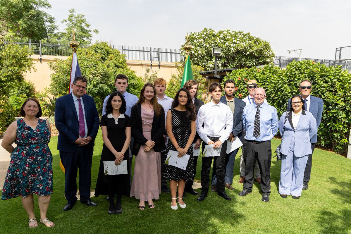 UKAmbKSA's tweet image. سُعدتُ بتقديم جوائز دوق إدنبرة @DofE الذهبية لمجموعة مختارة من طلاب @bisriyadh، من جنسيات مختلفة🎖️
تُعدّ جائزة دوق إدنبرة بمثابة اختبار لالتزام الشباب ووعيهم المجتمعي، وتُساعدهم على النمو كأفراد وقادة. يحق لهم جميعاً أن يكونوا فخورين جداً.
تهانينا! 🎉
