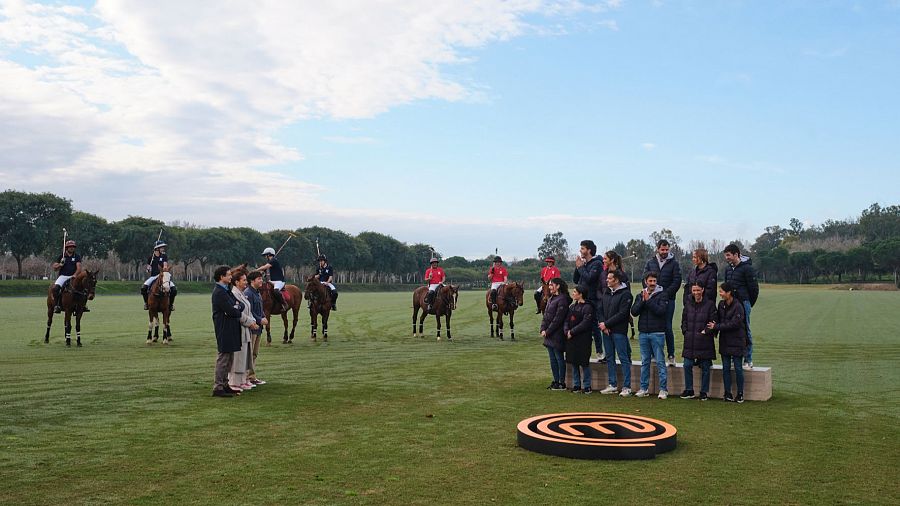 Esta noche en #MasterChef <a href="/Pepe_elBohio/">Pepe Rodriguez</a> y <a href="/SamySpain/">Samantha de España</a> cocinan juntos un plato de <a href="/JordiCruzMas/">Jordi Cruz Mas</a>, los equipos cocinarán un menú a fuego vivo en #Sotogrande y visita de <a href="/AnabelAlonso_of/">Anabel Alonso Oficial 🇪🇸🇪🇸🇪🇦🇪🇦🇪🇸</a> <a href="/Devilisawoman/">Bibiana Fernandez</a> <a href="/mariamchef12/">María</a> #LucaDazi <a href="/Lydia_delOlmo/">Lydia del Olmo</a> y cinco reporteros de <a href="/100x100unicos/">100% Únicos</a>